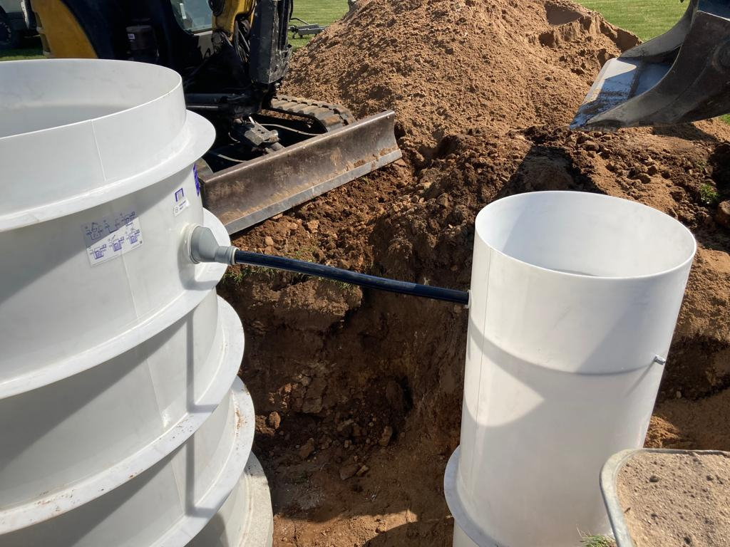 AUGUST bioloģiskā notekūdeņu attīrīšanas iekārta uzbērumā montāža ar traktoru.