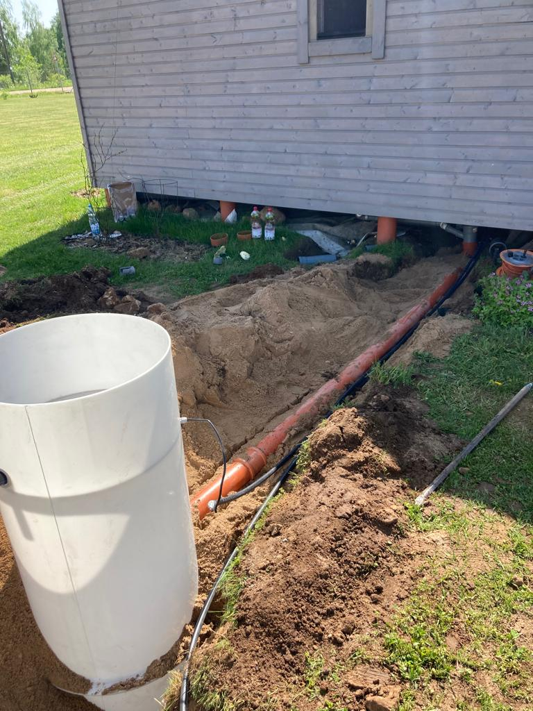 AUGUST bioloģiskā notekūdeņu attīrīšanas iekārtas montāža uzbērumā.