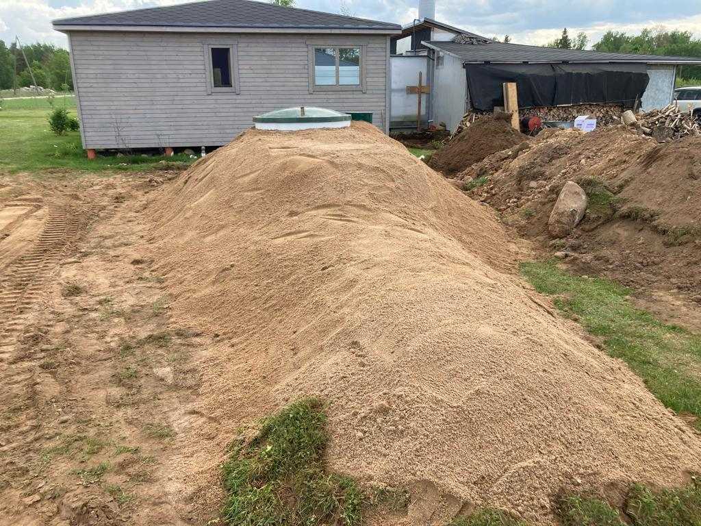 AUGUST bioloģiskā notekūdeņu attīrīšanas iekārta uzbērumā.