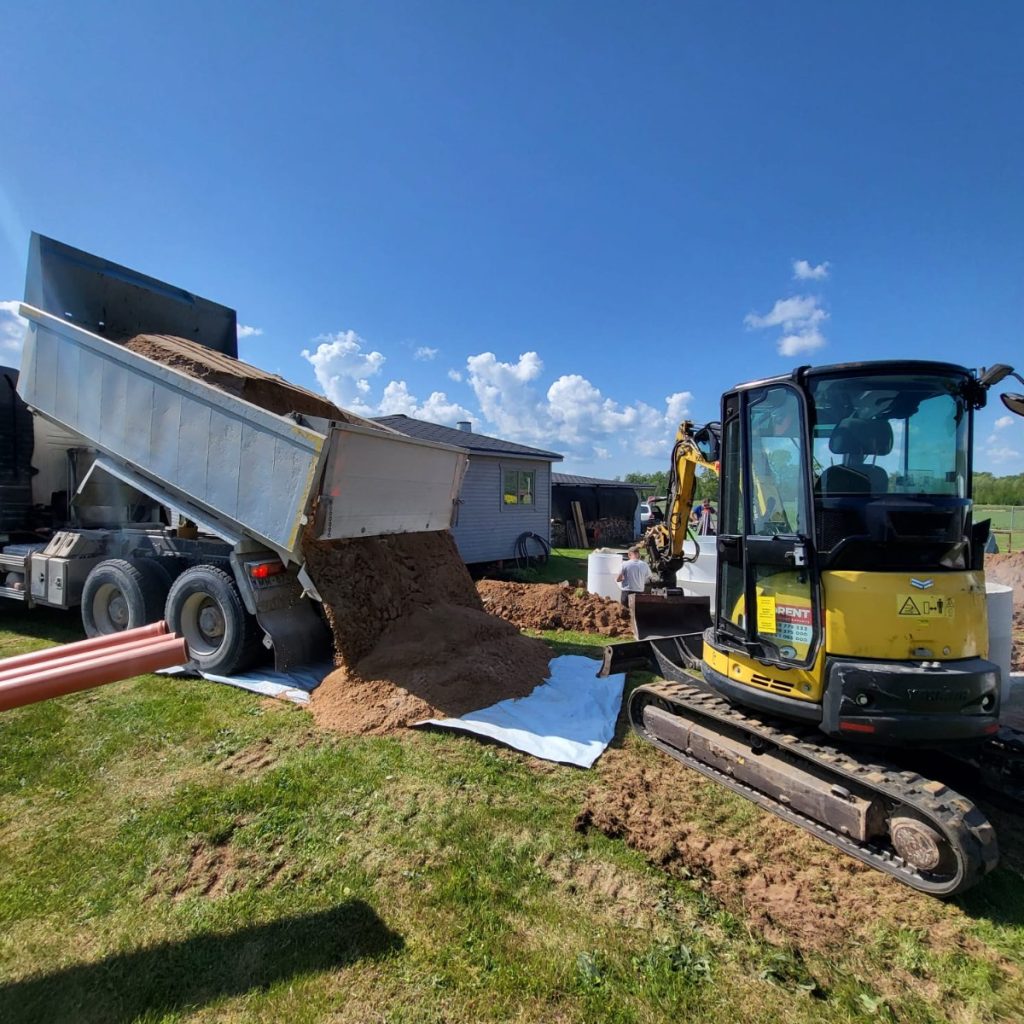 AUGUST bioloģiskā notekūdeņu attīrīšanas iekārtas montāža uzbērumā.