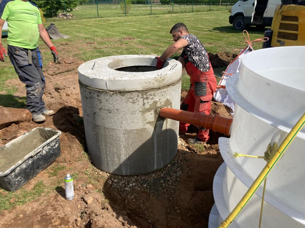 AUGUST bioloģiskā notekūdeņu attīrīšanas iekārtas montāža uzbērumā.