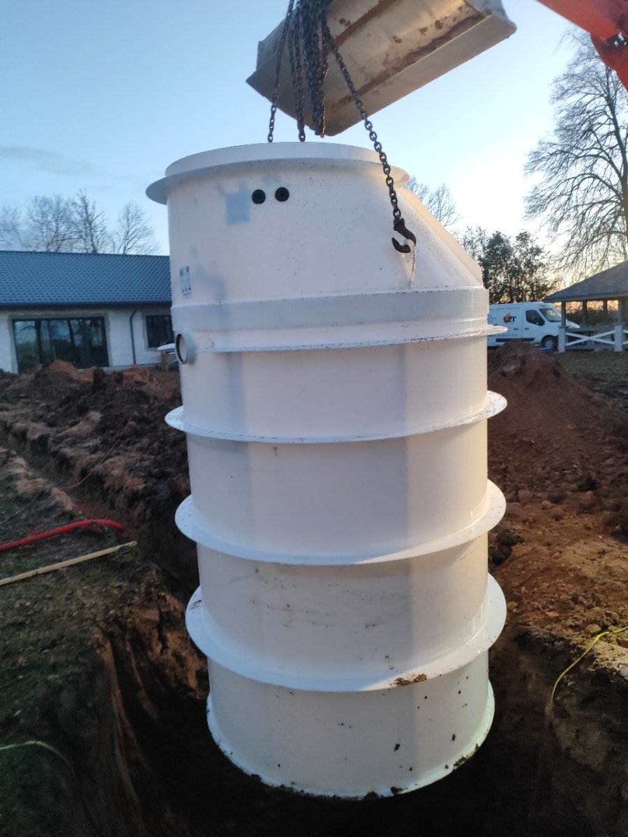 Ieceļ AUGUST AT-8K bedrē