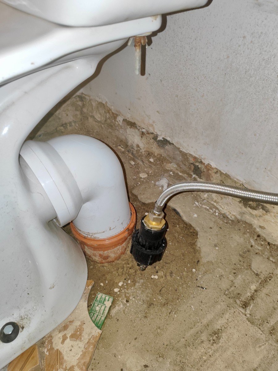 Tualetes poda kanalizācijas pieslēgums