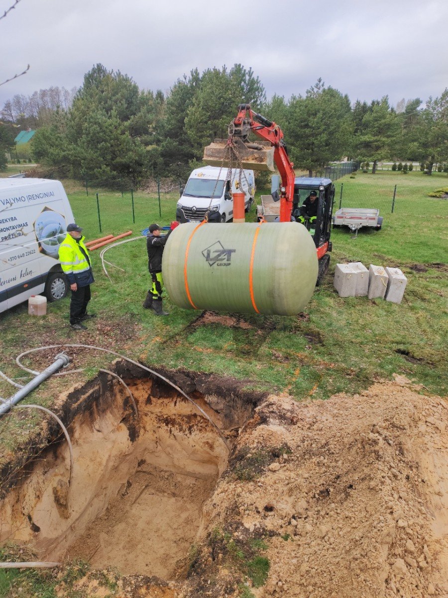 Traktors tur krājrezervuāru