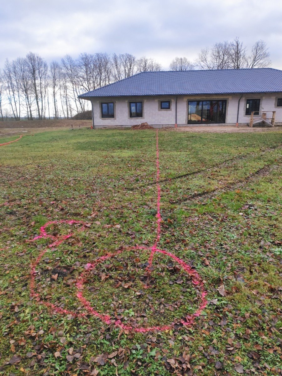 Atzīmēta AUGUST AT-8K montāžas vieta